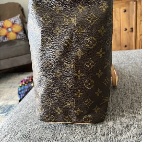 Louis Vuitton Vintage Handbag - Picture 6 of 10